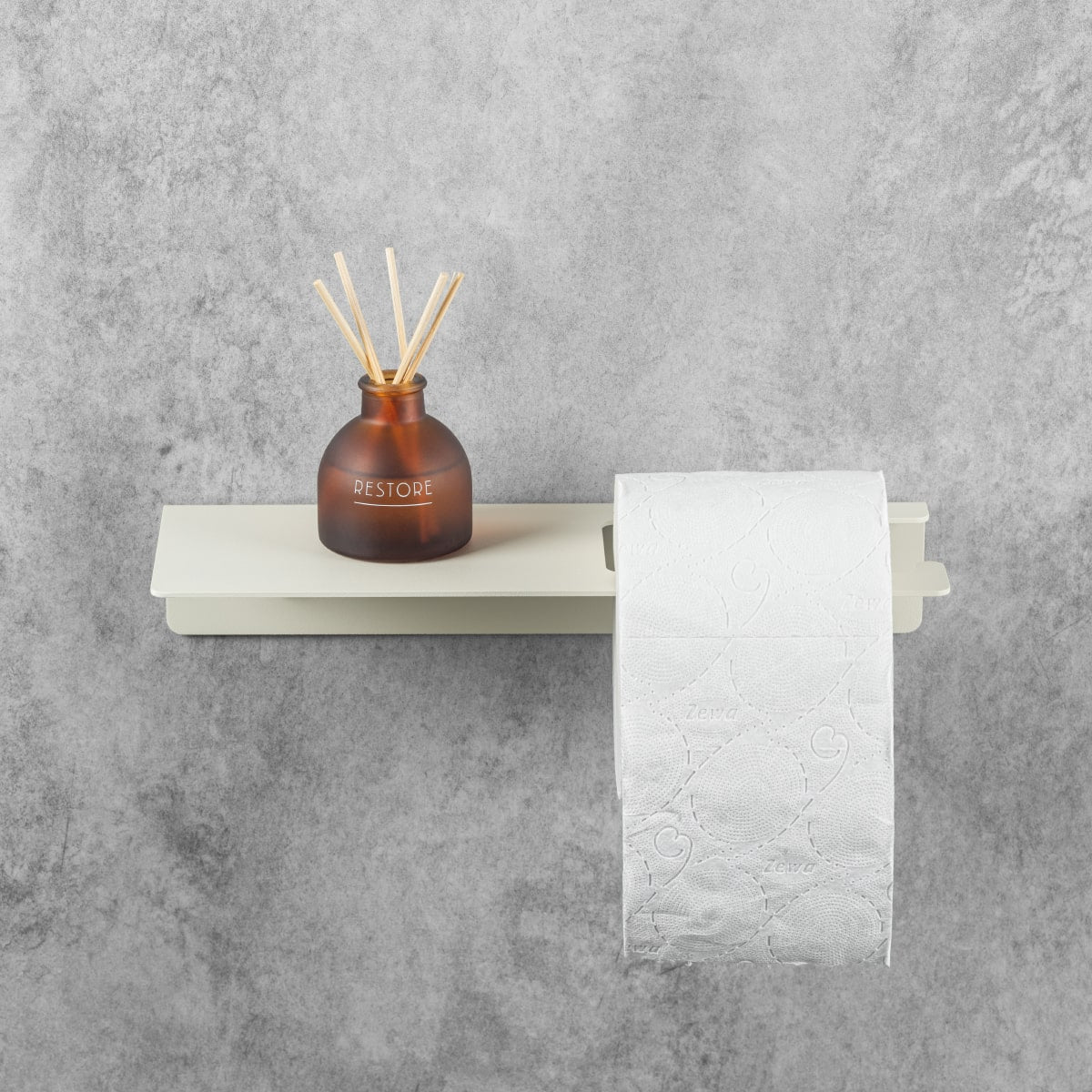 Étagère murale beige avec un design minimaliste et une découpe pour un rouleau de papier toilette sur fond gri