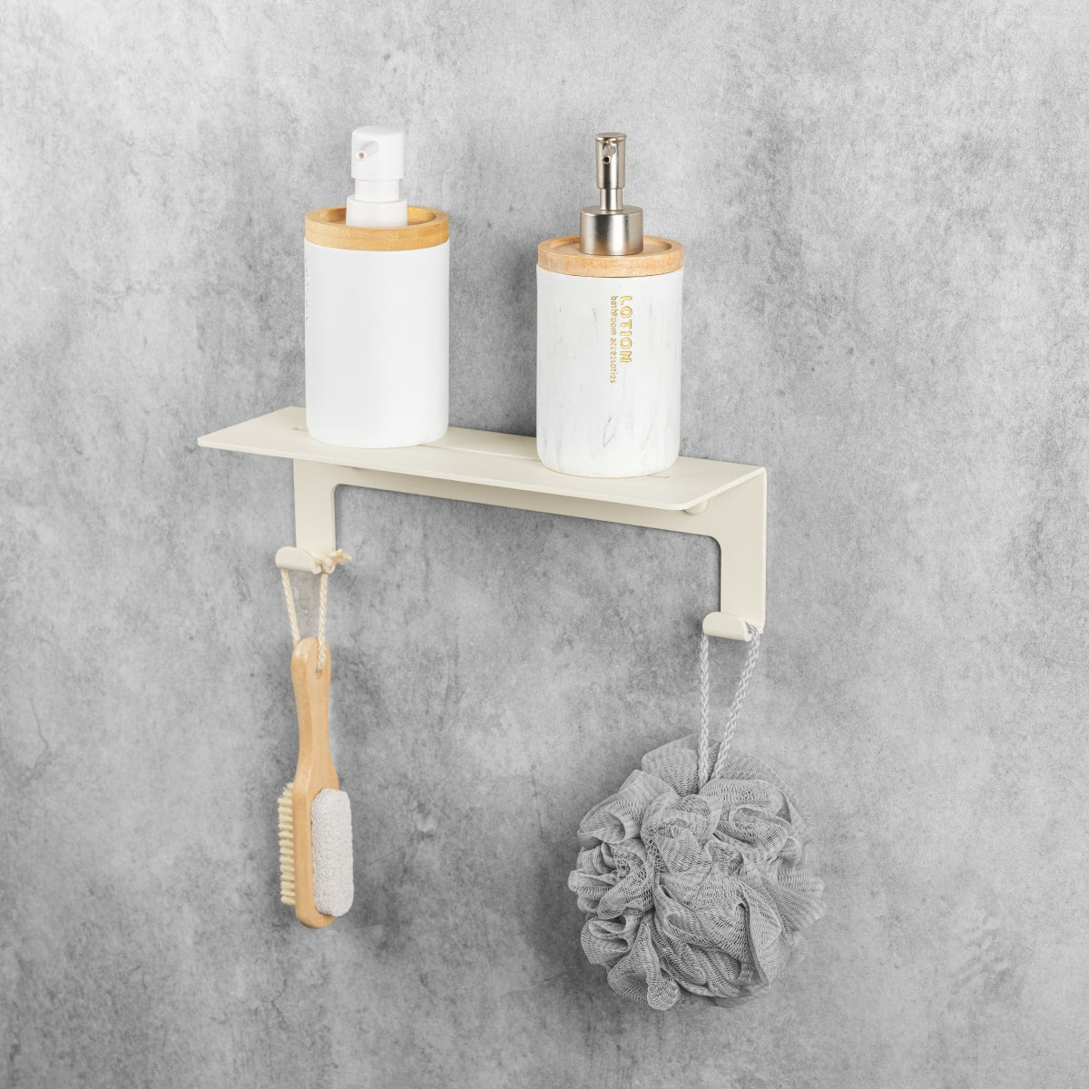 Beiges Regal mit Seifenspendern und aufgehängten Badeaccessoires an grauer Wand