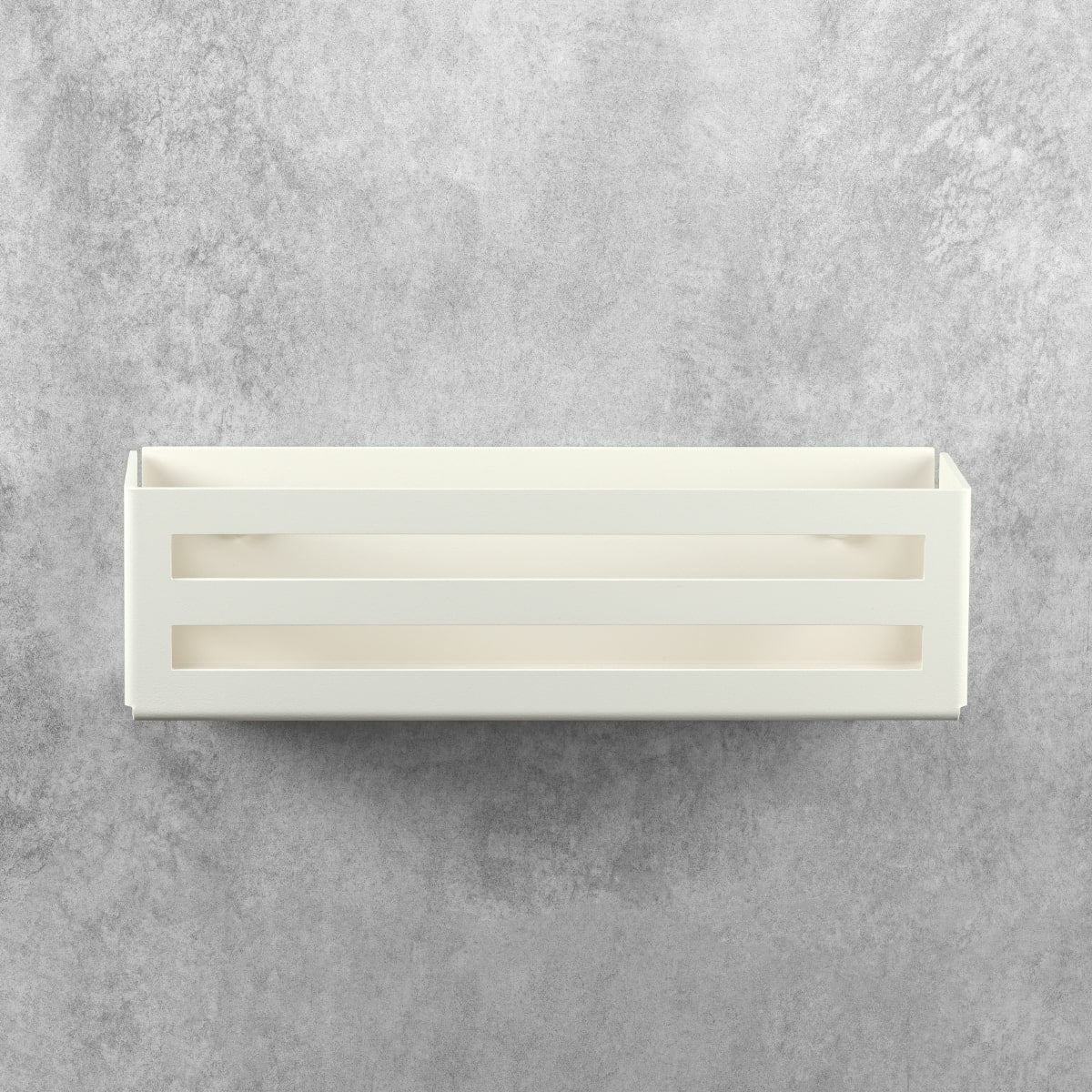 Étagère murale minimaliste en métal beige avec deux distributeurs de liquides, montée sur un mur gris