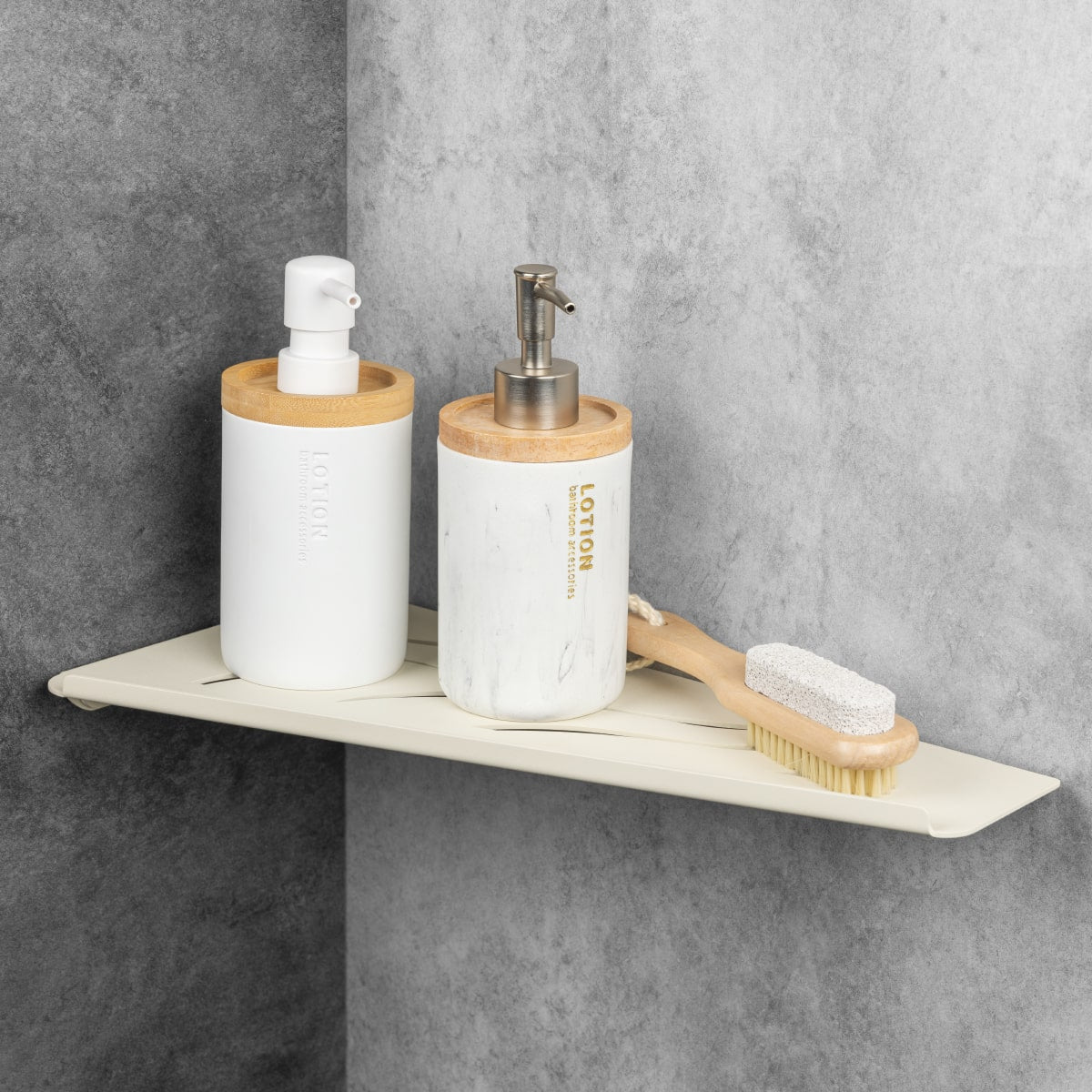 Étagère d'angle beige avec des accessoires de salle de bain et une brosse sur un fond gris