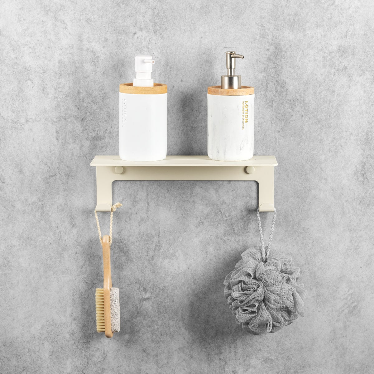 Étagère beige avec distributeurs de savon et accessoires suspendus sur un mur gris